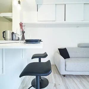 https://lescale-marseille.fr-provencehotel.com